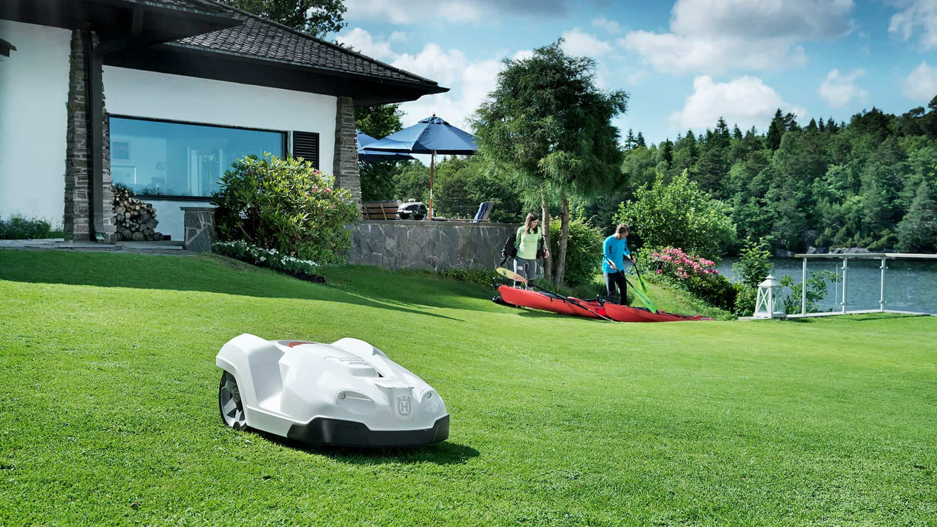 Mähroboter Husqvarna Automower auf Rasen im Garten
